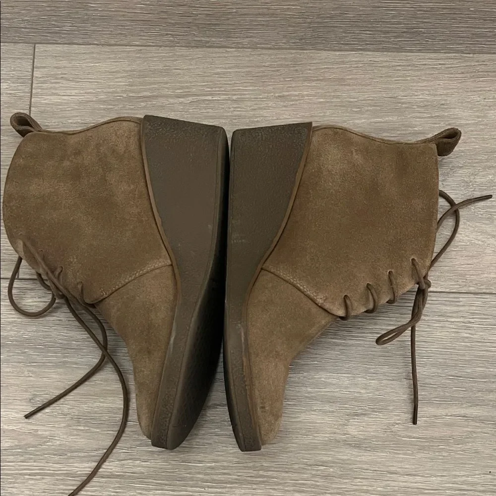 AEROSOLES Women's Tan Suede Ankle Booties